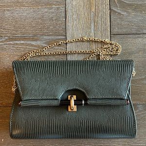 🆕 LA REGALE Olive green faux snake leather clutch purse with gold chain